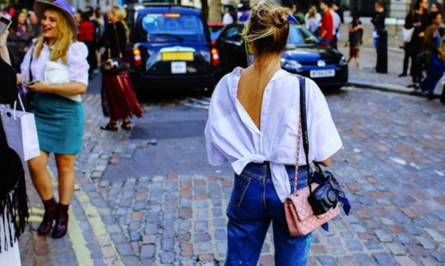 Εννέα φρέσκιες ιδέες για να φορέσεις το τζιν σου και να τραβήξεις όλα τα βλέμματα πάνω σου