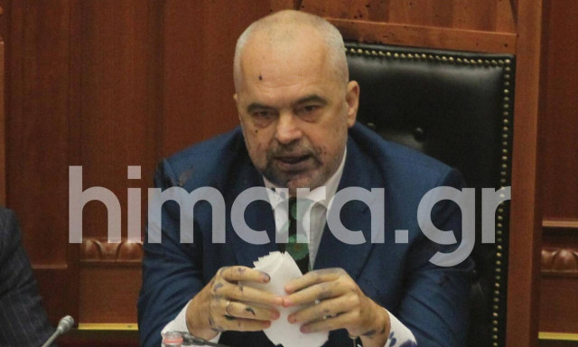 Σκηνές σοκ στη Βουλή της Αλβανίας: Πέταξαν μπογιές στον Έντι Ράμα (vid&pics)