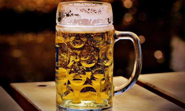 Ηλικιωμένη μπήκε στη μέση… καυγά για να πάρει την μπύρα της! (vid)