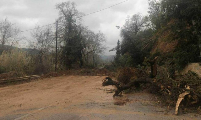 Σφοδρή κακοκαιρία στην Κρήτη: Υποχώρησε γέφυρα (pics)