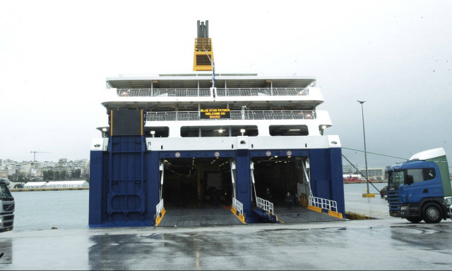 Strong winds keep ships docked at ports