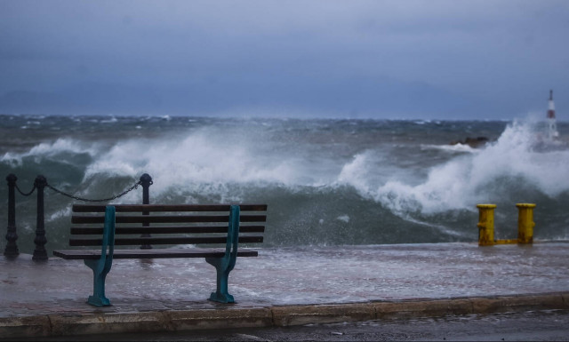 Καιρός: Η «Χιόνη»... σφυροκοπάει τη χώρα - Δείτε πού και πόσο θα συνεχιστούν τα έντονα φαινόμενα