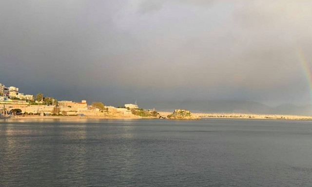 Πειραιάς: Κοίταξαν ψηλά στον ουρανό στιγμές μετά τη βροχή και έμειναν με το στόμα ανοιχτό (pics)