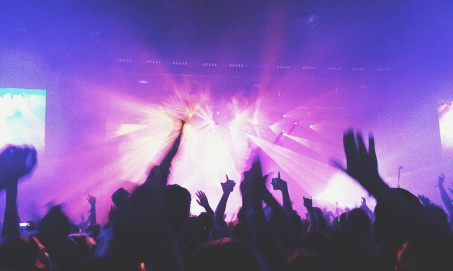 Απίστευτες εικόνες: Πήραν φωτιά τα μαλλιά του στη σκηνή και εκείνος... συνέχισε να ροκάρει! (pics)