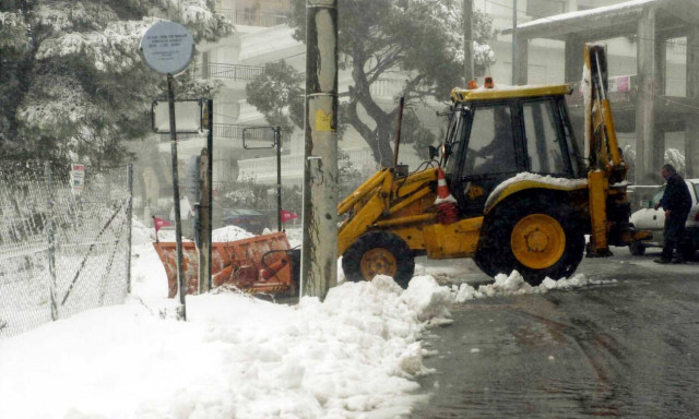 Snowfall has brought traffic problems in mountainous areas of Attica