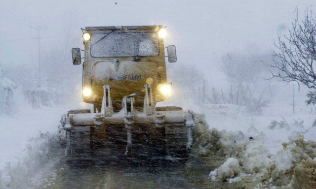 Καιρός: Στο έλεος της κακοκαιρίας η Αττική – Κλείνουν δρόμοι λόγω χιονιά