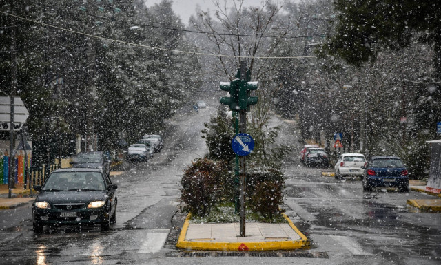 Καιρός ΤΩΡΑ: Στο «ψυγείο» η Ελλάδα – Δείτε πού χιονίζει στην Αττική (vid)
