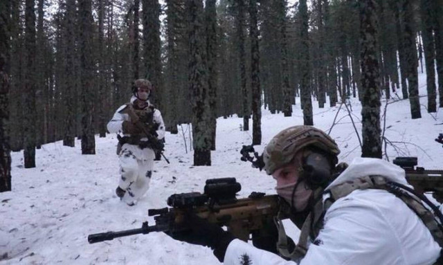 Συγκλονιστικές φωτογραφίες: Καταδρομείς σε παιχνίδια «πολέμου» στα χιόνια