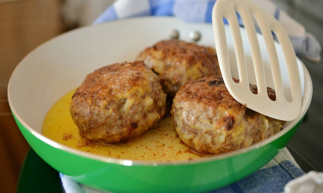 Η συνταγή της ημέρας: Κεφτέδες κοκκινιστοί με αυγά