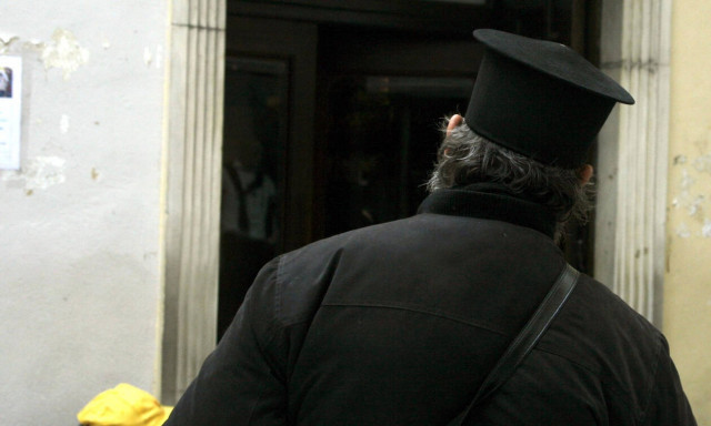 Απίστευτο περιστατικό! Τι ζήτησε ιερέας από βουλευτή του ΣΥΡΙΖΑ - Δείτε το βίντεο