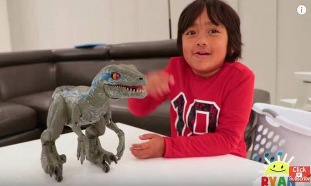 «Μάνα γιατί με σπούδασες;» Αυτός ο 7χρονος YouTuber βγάζει 24 εκατ. δολάρια το χρόνο κάνοντας…