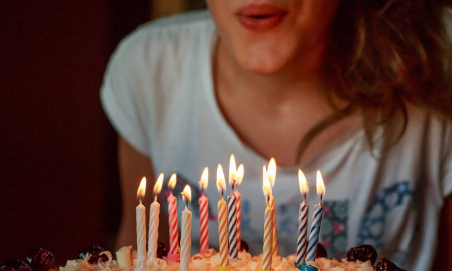 Γιόρταζαν τα γενέθλιά της: Η έκπληξη που ετοίμασαν παραλίγο να τη στείλει στον… άλλο κόσμο! (pics)