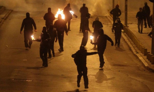 Αλλο ένα Σαββατόβραδο με μολότοφ στο Πολυτεχνείο - Κλεφτοπόλεμος με τους αστυνομικούς 