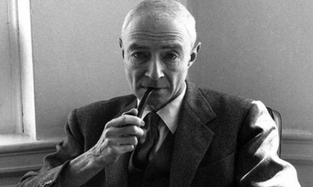 Σαν σήμερα το 1967 πέθανε ο «πατέρας» της ατομικής βόμβας Ρόμπερτ Οπενχάιμερ
