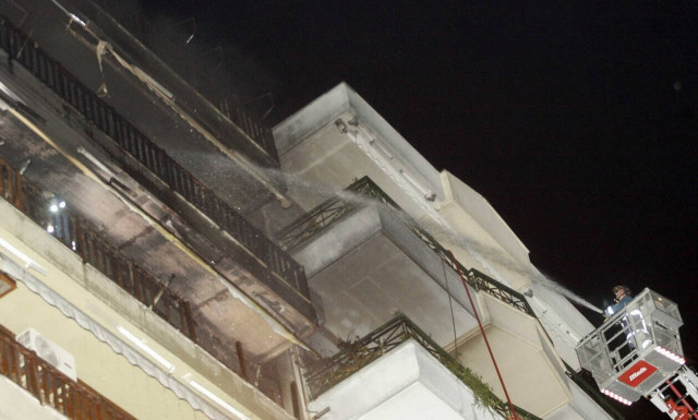 Φωτιά ΤΩΡΑ: Στις φλόγες διαμέρισμα στην Αμφιάλη