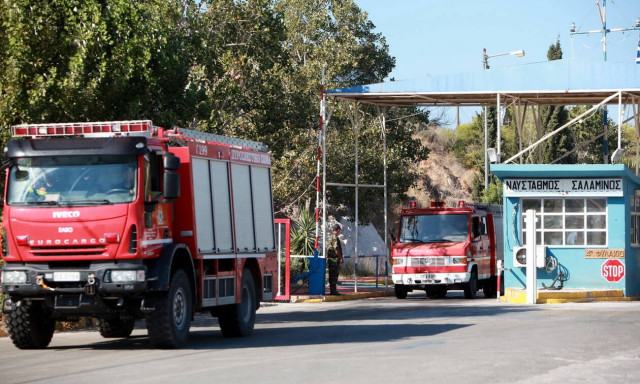 Πυρκαγιά στο Ναύσταθμο της Σαλαμίνας
