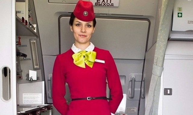 Η εξήγηση για τα χέρια πίσω από την πλάτη των αεροσυνοδών (pic)