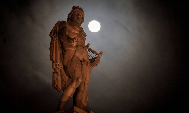 Με τα μάτια καρφωμένα στον ουρανό: Αντίστροφη μέτρηση για την εντυπωσιακή υπερπανσέληνο (pics)