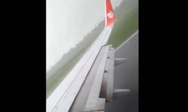 Σώθηκαν από θαύμα! Πανικός με αεροσκάφος που γλίστρησε στο διάδρομο προσγείωσης (vid)