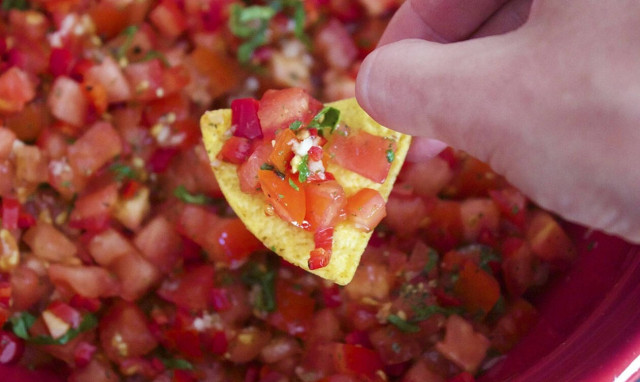 Εύκολη συνταγή για nachos αλά Ελληνικά