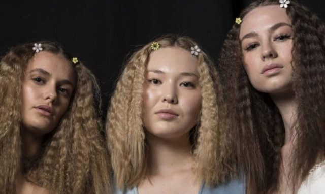 Aυτό το χτένισμα επιστρέφει από τα 80's και έχει αρχίσει να γίνεται viral