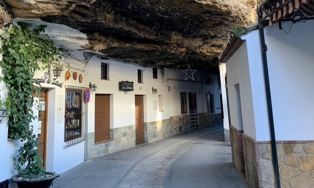 Setenil de las Bodegas: Ένα χωριό σκαμμένο στους βράχους (vid)
