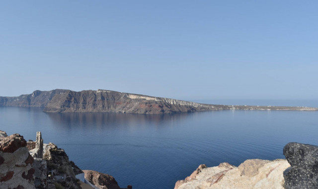 «Θρίλερ» στη Σαντορίνη: Πτώση αυτοκινήτου στα βράχια στο Ημεροβίγλι – Αγνοείται νεαρός στην Οία