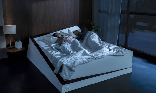 Έξυπνο κρεβάτι επαναφέρει τους ανήσυχους συντρόφους στη θέση τους 