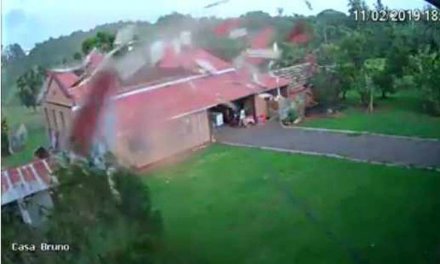 Η οργή της Φύσης: Καρέ - καρέ η τρομακτική στιγμή που άνεμοι ταχύτητας 160 χλμ ξηλώνουν σπίτι (Vid)