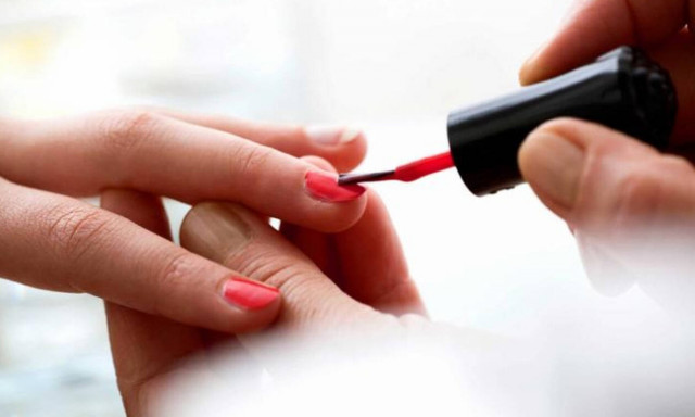 Αυτές είναι οι αποχρώσεις μανό που θα θες να έχεις στο ντουλαπάκι του μπάνιου αυτή την Άνοιξη