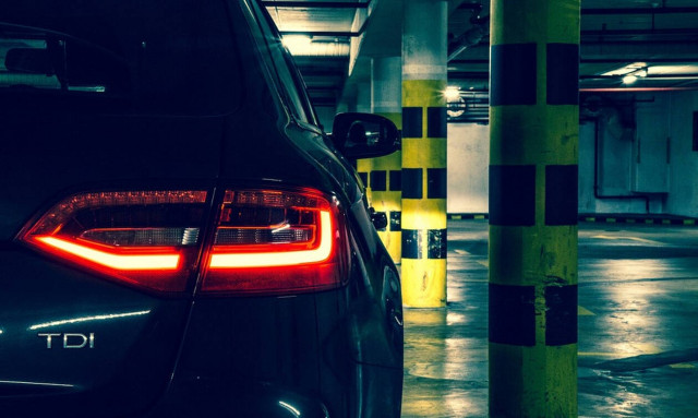 Τον πήρε ο ύπνος στο πάρκινγκ fast food - Η συνέχεια σοκάρει (ΠΡΟΣΟΧΗ: ΣΚΛΗΡΟ ΒΙΝΤΕΟ)