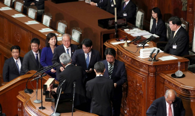 Κι όμως συνέβη! Υπουργός ζήτησε συγγνώμη επειδή... άργησε τρία λεπτά να πάει στη Βουλή