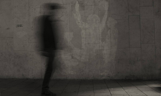 Δεν θα περπατήσετε ξανά μόνοι! Κάμερα «συλλαμβάνει» φάντασμα να παρενοχλεί ζευγάρι (vid) 