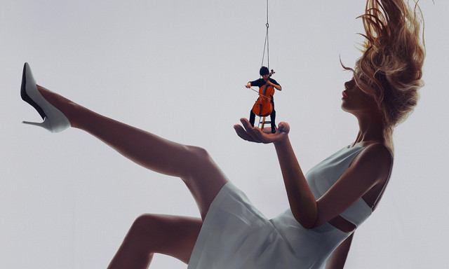 Ψηλά στον ουρανό στην παλάμη μιας γυναίκας: Ίσως η πιο παράξενη συναυλία που δόθηκε ποτέ; (Vid)