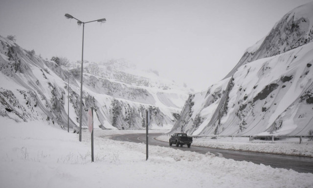 Κακοκαιρία: Κλειστοί δρόμοι και σοβαρά προβλήματα σε όλη την Ελλάδα