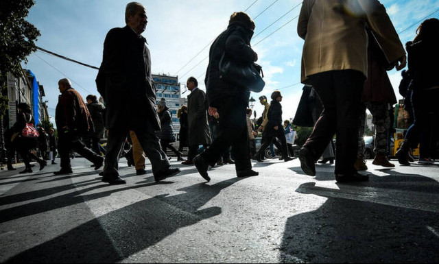 ΙΟΒΕ: Το 64% των Ελλήνων μόλις που τα βγάζει πέρα