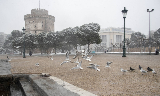 Κακοκαιρία: Η «Ωκεανίδα» πάγωσε τη Βόρεια Ελλάδα - Κλειστοί δρόμοι και προβλήματα