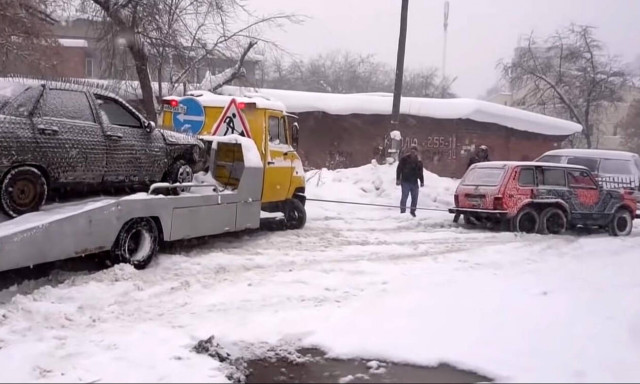 Δείτε ένα απίστευτο Lada Niva με 6 τροχούς (vid)