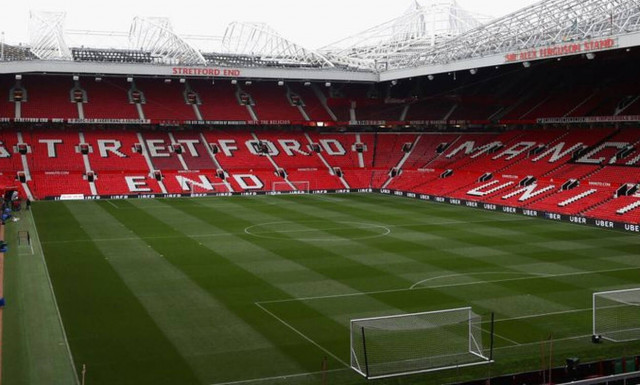 Ο απίθανος λόγος που η Μάντσεστερ Γιουνάιτεντ ποτίζει με... σκόρδο το γήπεδό της! (video)