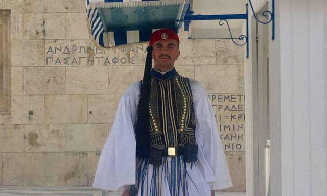 «Αθάνατος»: Ρίγη συγκίνησης στον αποχαιρετισμό του 24χρονου Εύζωνα από την Προεδρική Φρουρά