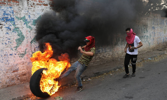 Venezuela crisis: Deadly border clashes as Maduro blocks aid