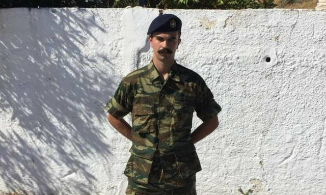 Το σπαρακτικό «αντίο» στον Εύζωνα Σπύρο Θωμά από τον πατέρα του - Λυγμοί από την Προεδρική Φρουρά