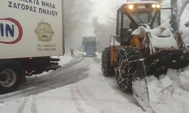 Στα «λευκά» η ορεινή Μαγνησία – Πώς κινούνται τα οχήματα (video)