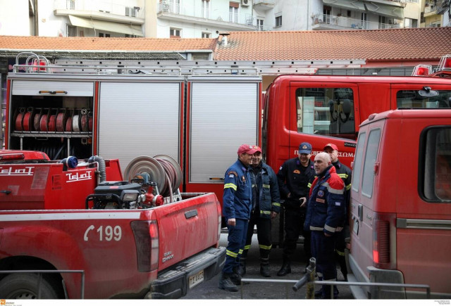 Συναγερμός στην Κρήτη: Εγκλωβισμένος οδηγός σε γεφυράκι στο Ηράκλειο 