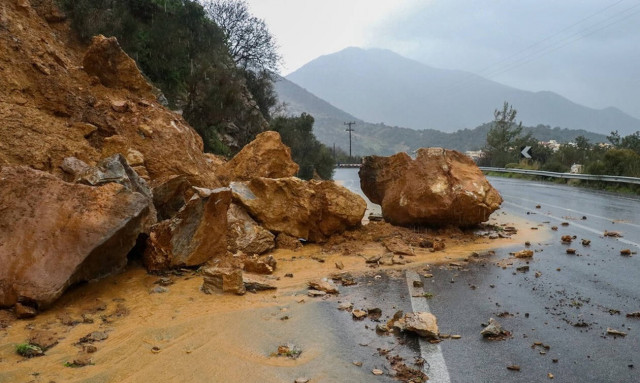 Καιρός: Η Ωκεανίδα «χτυπά» την Κρήτη - Πλημμύρες, κατολισθήσεις και διακοπές ρεύματος (pics+vid)