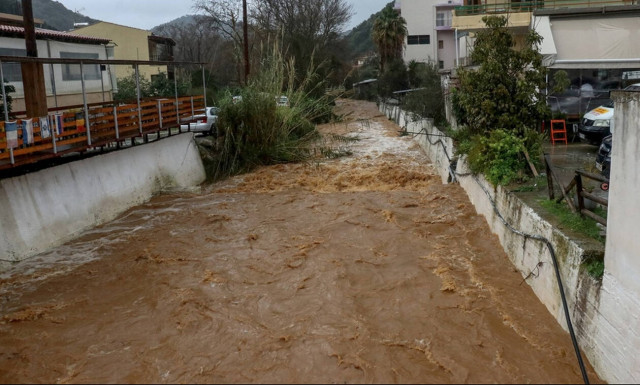 Αυτοκίνητο παρασύρθηκε από χείμαρρο στα Χανιά: Αγνοείται ο οδηγός (vids)