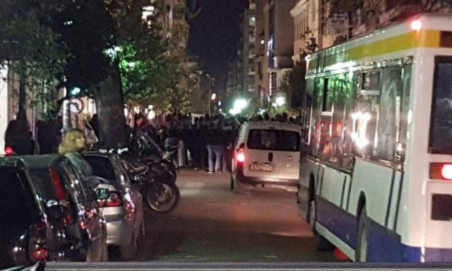 Πάτρα: Αντιεξουσιαστές έξω από ξενοδοχείο όπου μιλούν Ραγκούσης, Παπαδημούλης και Κουβέλης