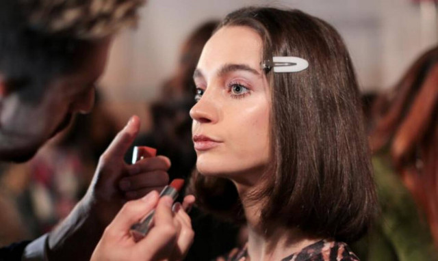 Υπάρχει μια τάση στο μακιγιάζ που θα τη δεις παντού αλλά μπορεί να δυσκολευτείς να υιοθετήσεις