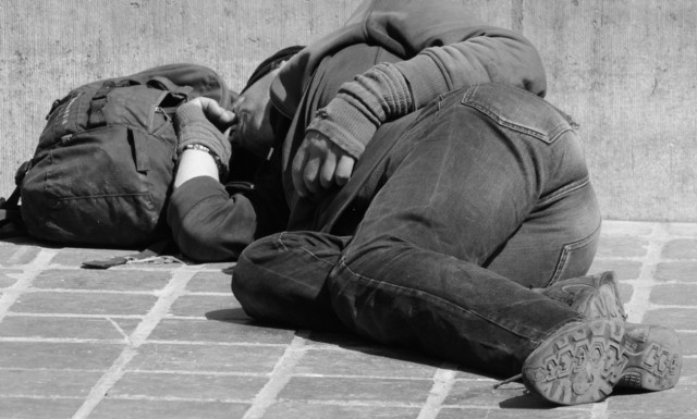 Το συγκλονιστικό σημείωμα που άφησε άστεγος σε γυναίκα που τον κέρασε φαγητό