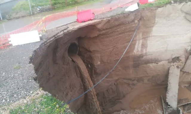 Εικόνες βιβλικής καταστροφής στη Σαντορίνη: Έφυγε η γη κάτω από τα πόδια τους (video)